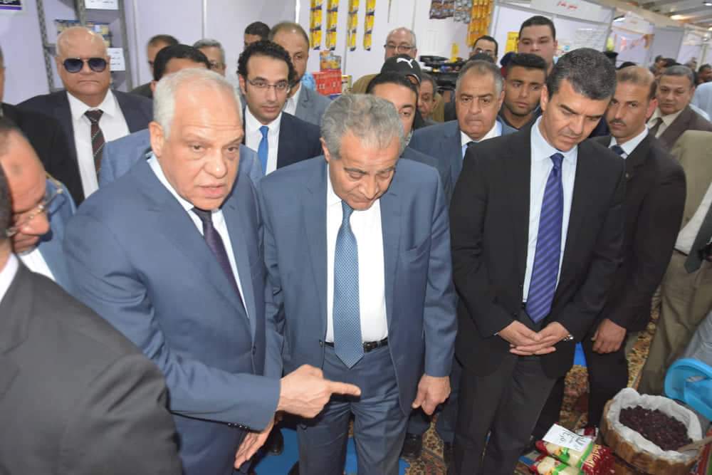 بالصور.. وزير التموين ومحافظ الجيزة يفتتحان  سوبر ماركت 