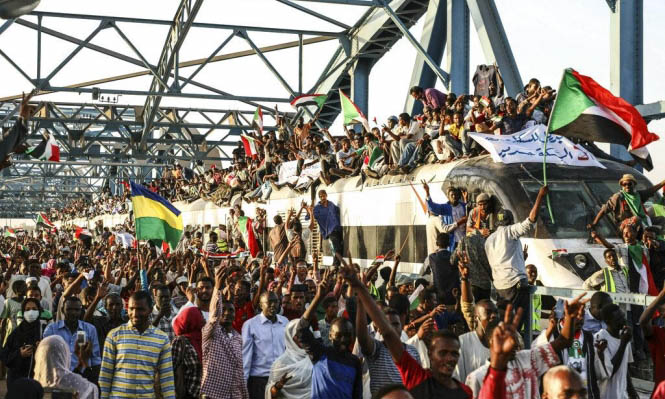 المجلس العسكري في السودان يعرض الاحتفاظ بالسلطة السيادية ونقل التنفيذية للمدنيين