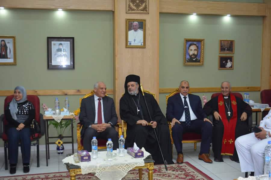 بالصور.. محافظ الجيزة يهنئ الأقباط الكاثوليك بعيد القيامة المجيد

