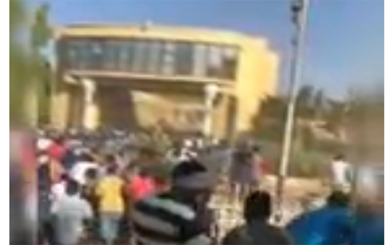 فيديو .. لحظة دخول المتظاهرين السودانيين لقصر الضيافة (مقر إقامة البشير)