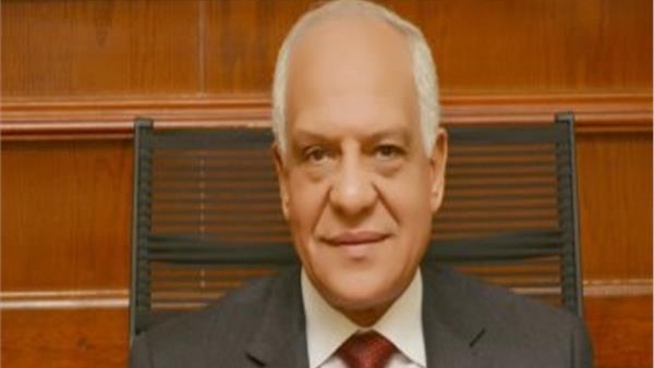 محافظ الجيزة يجازي مسئول النظافة بالهرم وسائق لودر.. اعرف السبب
