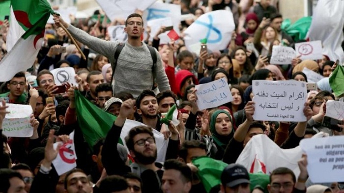 عقب تولي عبد القادر بن صالح مؤقتا لمنصب الرئاسة، الجزائرية يطالبون برحيل 