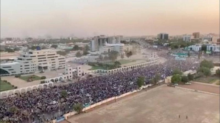 ارتفاع عدد قتلى التظاهرات في السودان على أيدي الشرطة، والجيش يفتح مقره لحماية المتظاهرين
