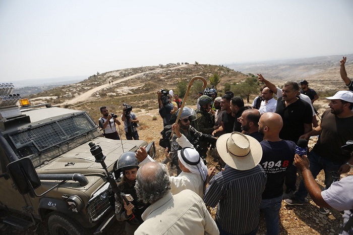 إسرائيل تقتطع مئات الدونمات من أراضي الفلسطينيين لشق طريقين يربطان البؤر الاستيطانية المعزولة 