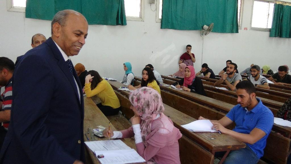 بدء امتحانات الفرق النهائية بكليات جامعة المنيا ورئيس الجامعة يتفقد لجان الامتحانات بـ