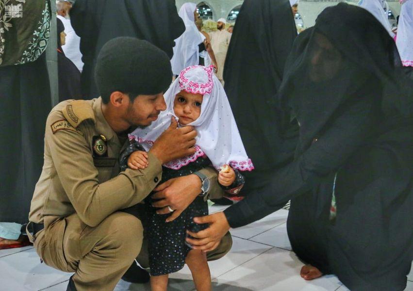 خدمات إنسانية يقدمها رجال الأمن السعودي لخدمة قاصدي بيت الله الحرام