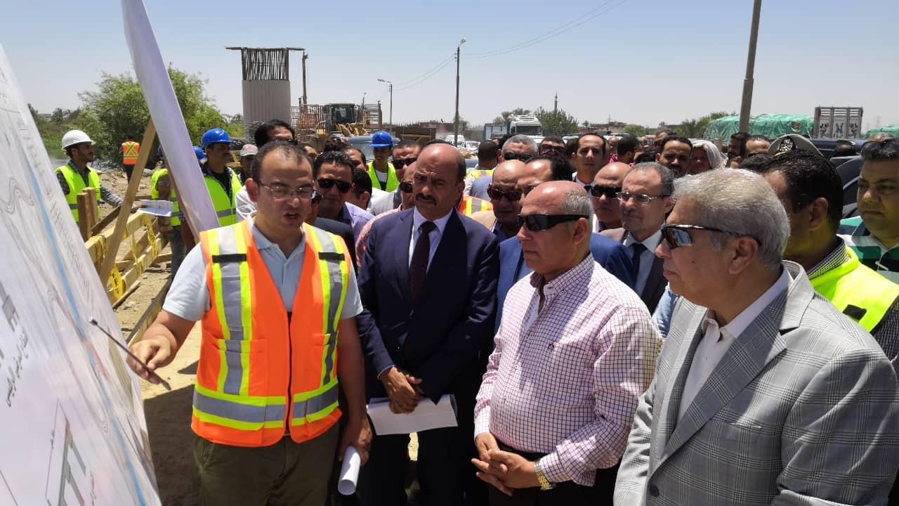 وزير النقل يتابع العمل في محور سمالوط على النيل 