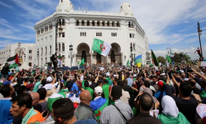 في يوم عيد الطالب، خروج ألاف الطلبة في الجزائر في مسيرة رافضة لاستمرار رموز نظام بوتفليقة