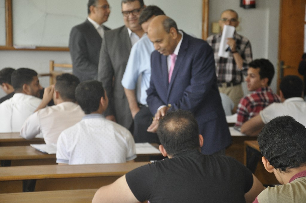 رئيس جامعة المنيا يُواصل جولاته التفقدية للجان امتحانات 