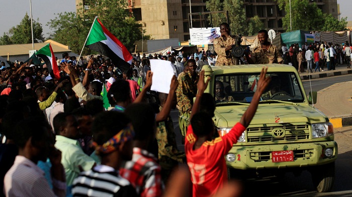 بعد رفضه رئاسة مدنية للمجلس السيادي، المهنيين السودانيين يدعو لإضراب سياسي عام