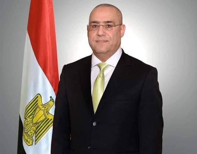 وزير الإسكان يستعرض مع 