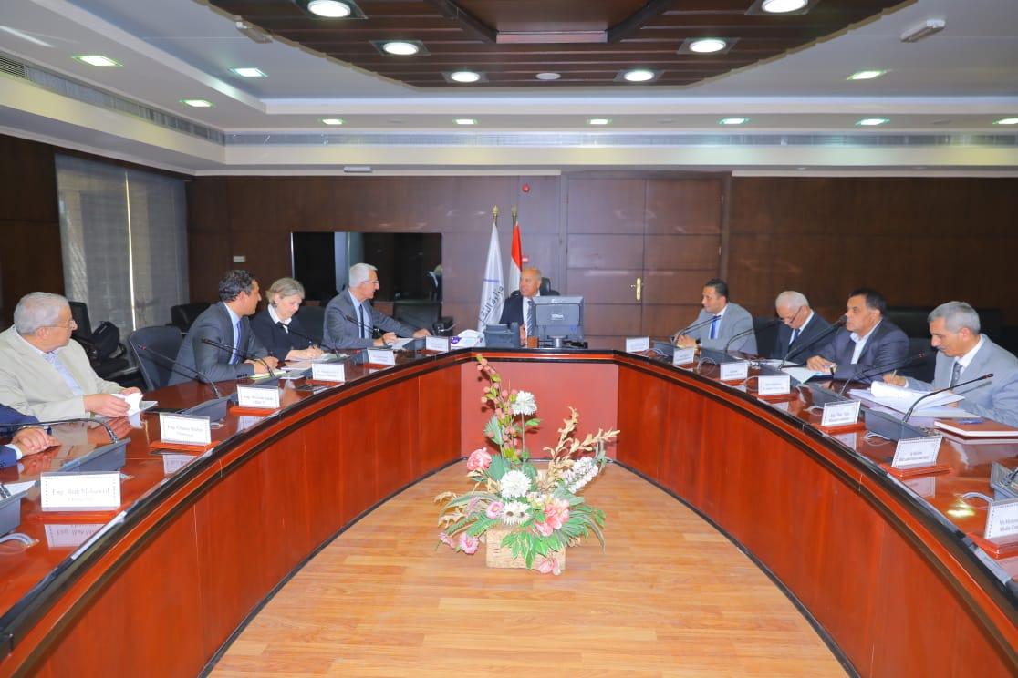 وزير النقل يبحث مع رئيس شركة فرنسية والسفير الاسباني التعاون في مجال زيادة مستويات السلامة والأمان بالسكك الحديدية