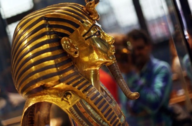 سفارة مصر في فرنسا تزور معرض 