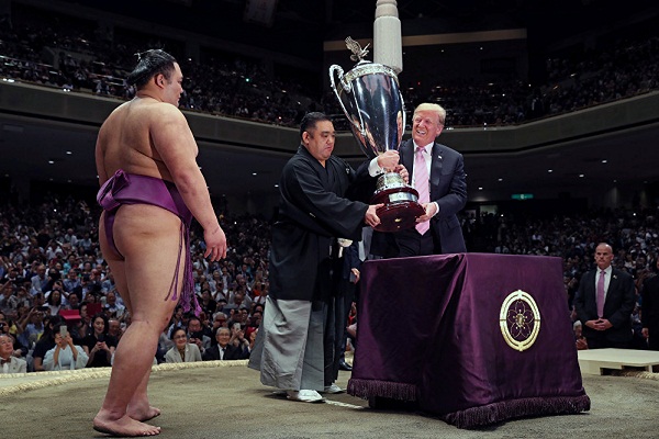 للمرة الأولى رئيس أمريكا يحضر مصارعة السومو ويمنح الكأس للفائز
