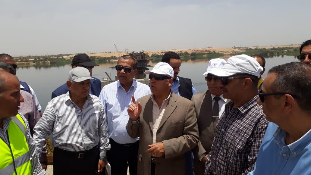 وزير النقل يتابع أعمال انشاء وتنفيذ 3 محاور على  النيل  بأسوان وقنا بتكلفة 4.3 مليار جنيه