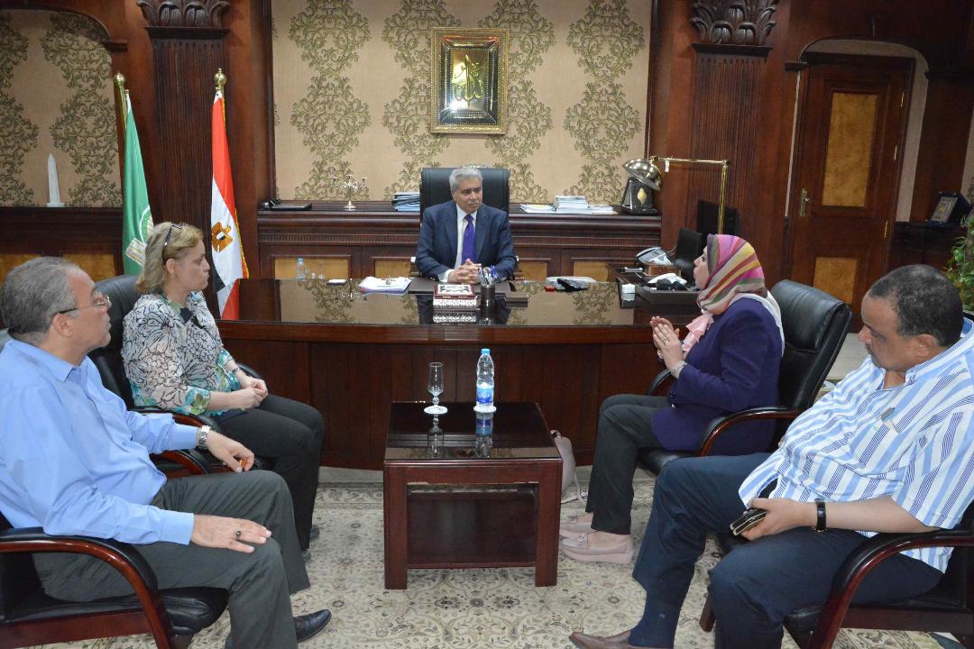 محافظ المنيا يناقش مع ممثلي القومي للمرأة الانشطة والمبادرات بالقرى الاكثر احتياجا