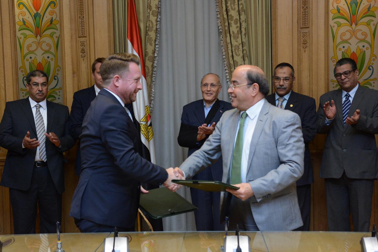 العصار يشهد توقيع مذكرة تفاهم مع شركة إنجليزية لإنتاج فلاتر الهواء للتربينات الغازية الخاصة