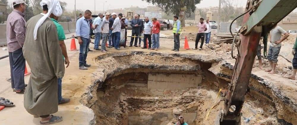 بالصور.. هبوط ارضي بـ«الرماية» ومحافظ الجيزة يتفقد المنطقة ويكلف بتحويلات مرورية بديلة 