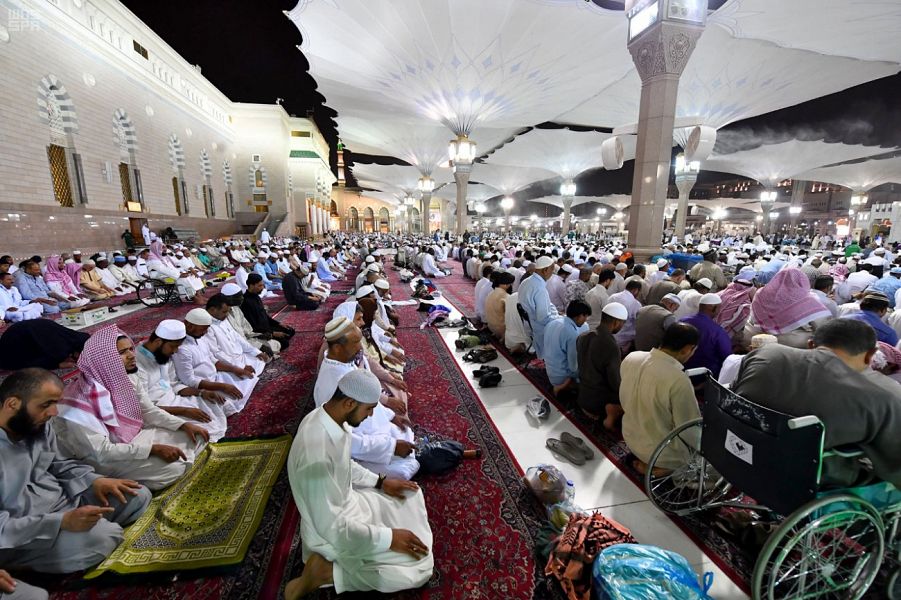 كامل لجميع الجهات في المدينة المنورة.. توافد المصلين والزوار على المسجد النبوي