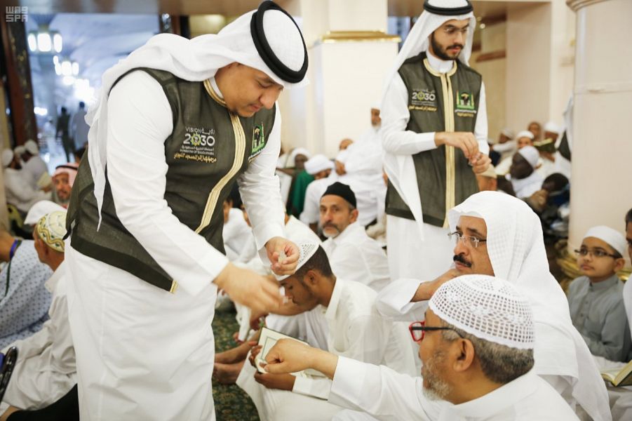 وكالة شؤون المسجد النبوى تنهي أعمال تجديد السجاد والتبخير وتطييب الزوار خلال شهر رمضان