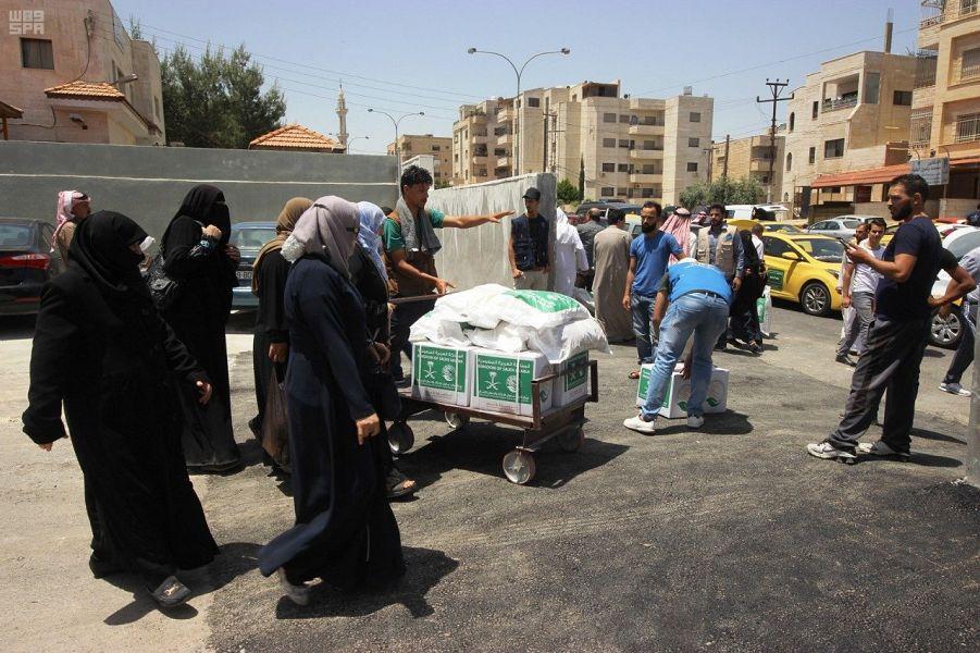 مركز الملك سلمان للإغاثة يوزع 140 سلة غذائية على النازحين والمتضررين باليمن و898 للاجئين السوريين في الأردن