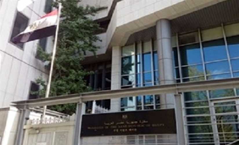 السفارة المصرية في ميانمار توزع مناهج الأزهر على 20 مدرسة ومعهد
