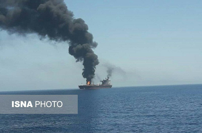 بالصور انفجار شاحنتين للبترول ومادة الميثانول شديدة الاشتعال في بحر عمان، ويجري الآن إخلاء طواقهما