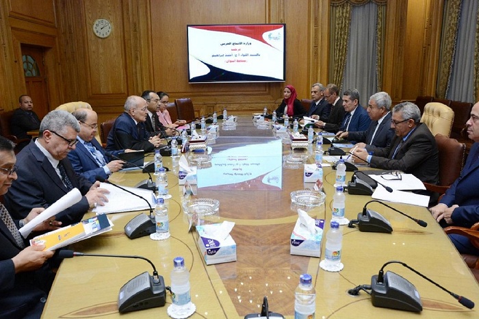 وزير الإنتاج الحربي يناقش مع محافظ أسوان المشروعات المشتركة الجاري تنفيذها