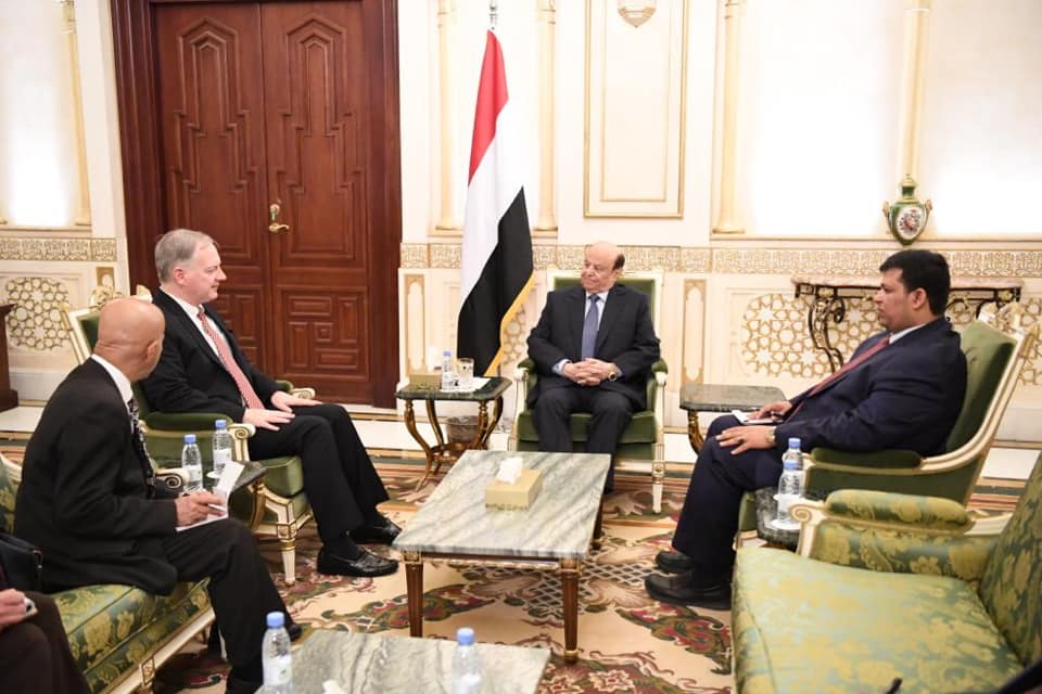 الرئيس اليمني يبحث مع السفير الأمريكي تطورات الأوضاع.. ويؤكد تمسكه بالمبادرة الخليجية