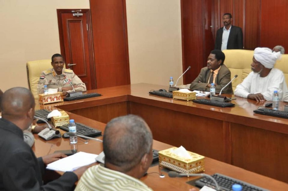 نائب رئيس المجلس العسكري يتسلم مبادرة أساتذة الجامعات والكليات والمعاهد السودانية للخروج من الأزمة