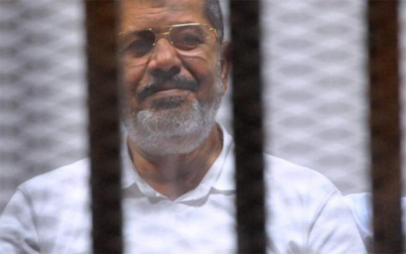 رحلة محمد مرسي مع المحاكمات: من القسم في الميدان إلى الموت في القفص