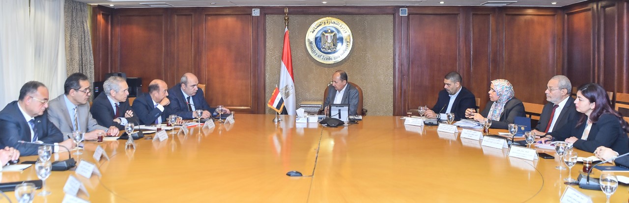 وزير التجارة يبحث آليات تنفيذ البرنامج الجديد لرد الأعباء التصديرية