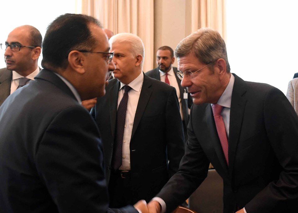 رئيس الوزراء: تكليفات من الرئيس السيسى بالعمل على توطين صناعة السيارات بمصر
