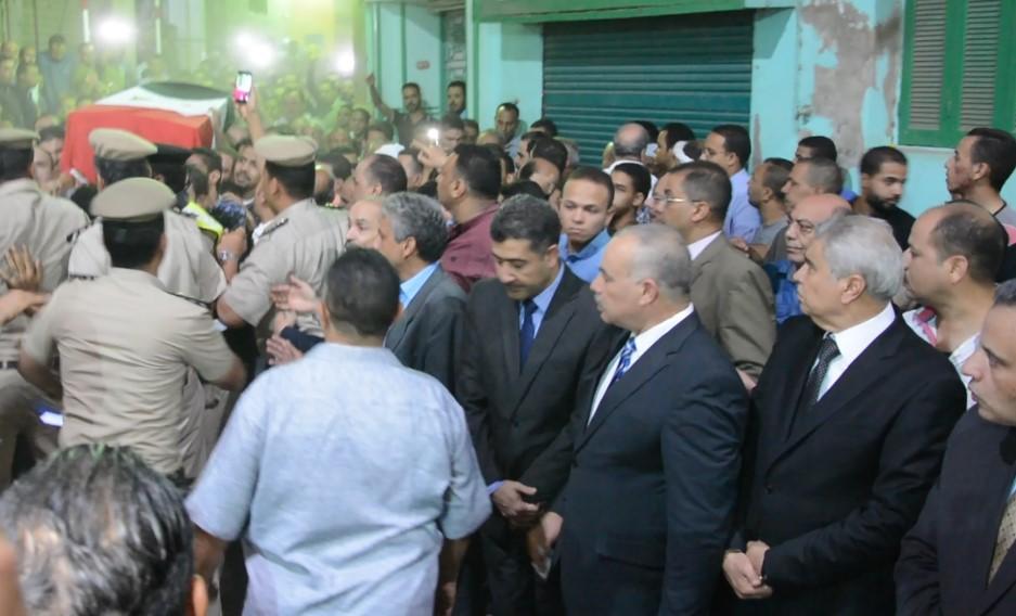 محافظ المنيا يؤدى صلاة الجنازة على جثمان شهيد الوطن بمركز ملوى
