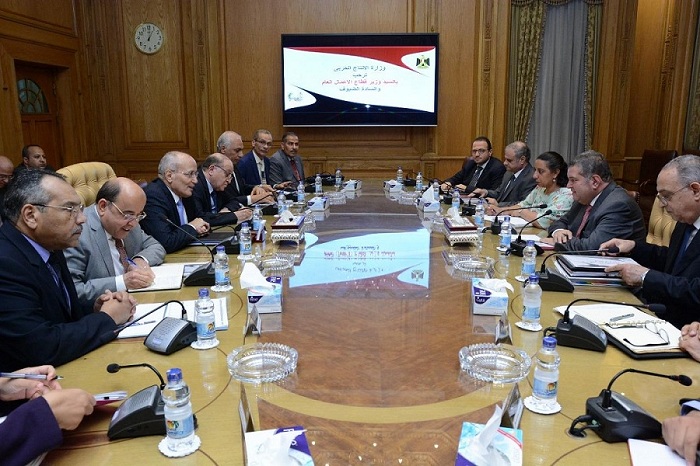 العصار وتوفيق يبحثان أوجه التعاون بشأن تصنيع السيارات الكهربائية وألواح الطاقة الشمسية 