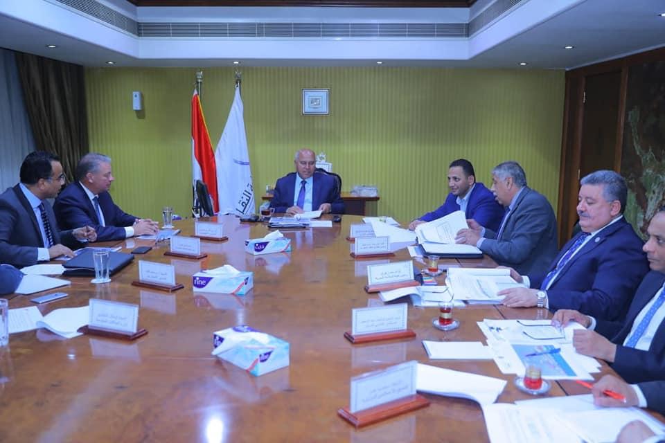 الوزير يبحث مع 