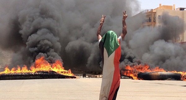 الشرطة السودانية تقابل المتظاهرين بالقنابل المسيلة للدموع