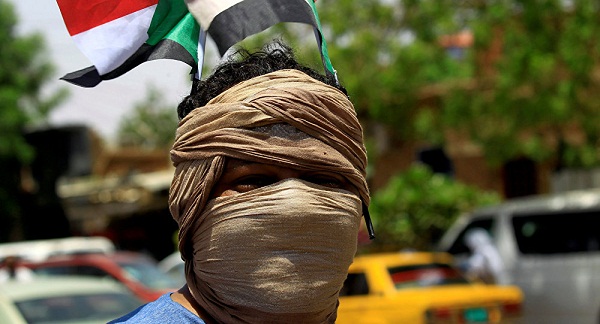 سقوط أول متظاهر سوداني برصاصة في الصدر خلال مليونية 