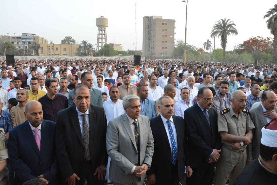 محافظ المنيا ومدير الامن ورئيس الجامعة يؤدون صلاة عيد الفطر بساحة مدرسة الفريق صفي الدين أبوشناف