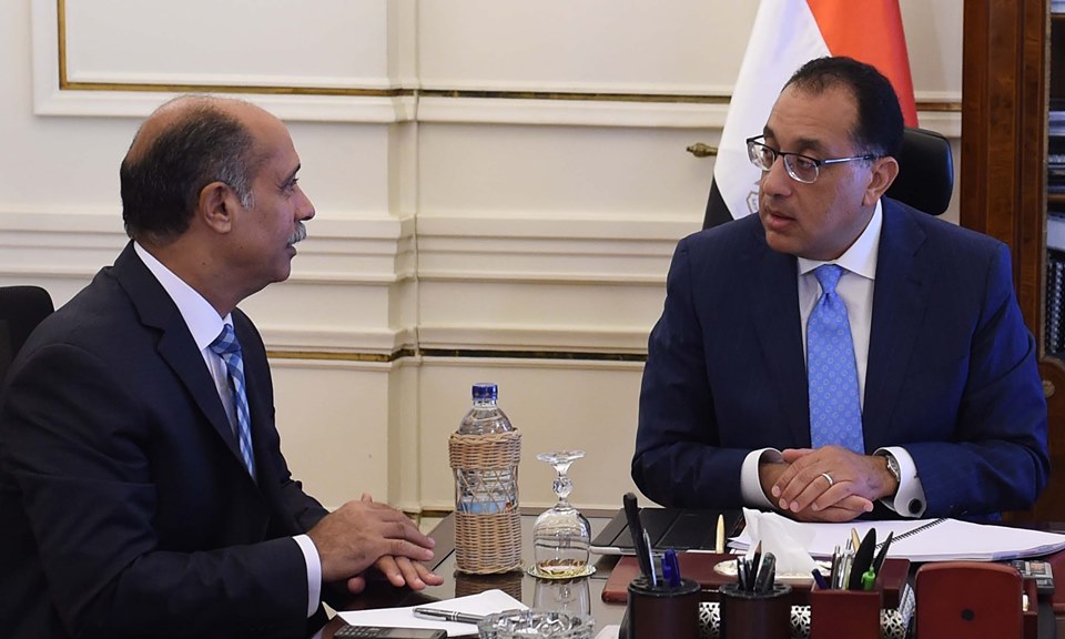 رئيس الوزراء يناقش الخطة المستقبلية لمصر للطيران مع الفريق يونس المصري.. ويؤكد دعم الحكومة الكامل للشركات الوطنية