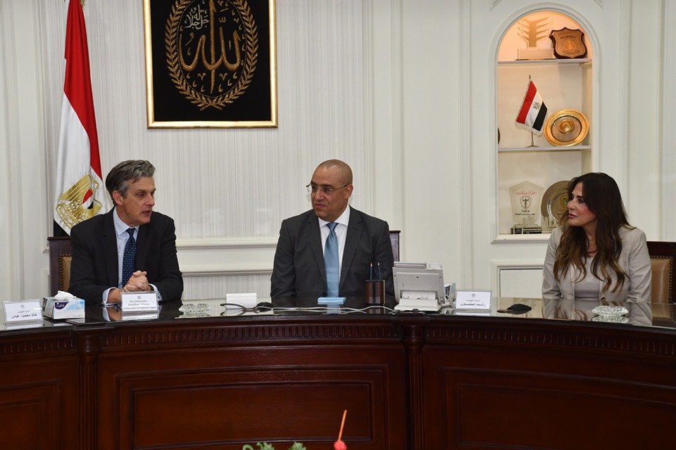 الإسكان توقع مذكرة تفاهم مع الجامعة الأمريكية لدعم ورفع قدرات العاملين بشركات المياه والصرف