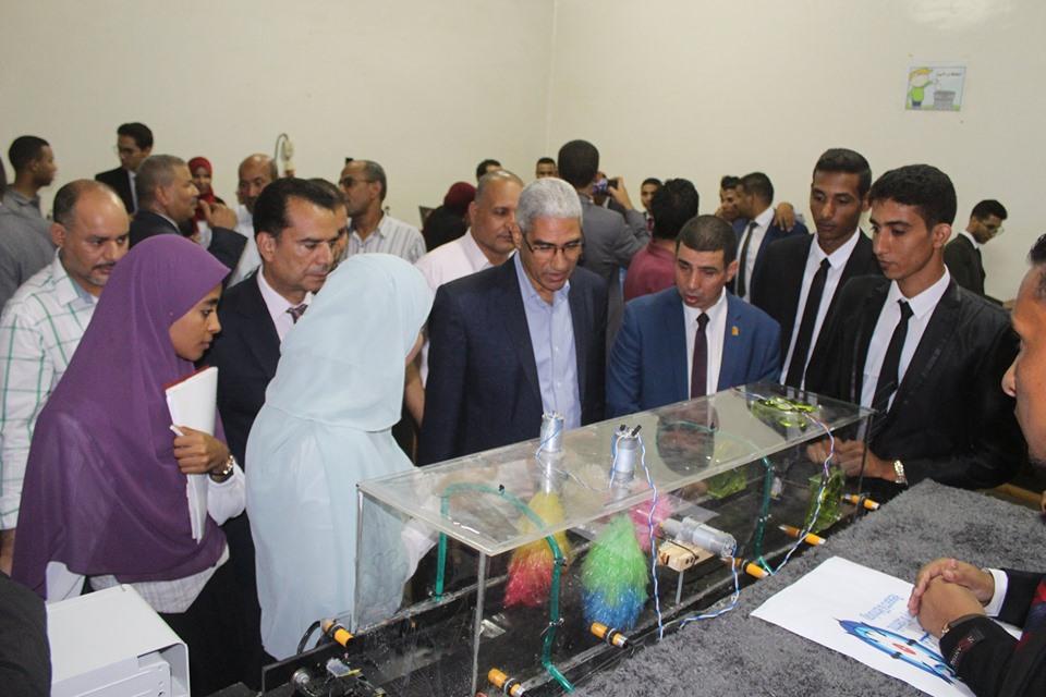رئيس جامعة جنوب الوادى يتفقد مشروعات التخرج لطلاب كلية الهندسة بقنا