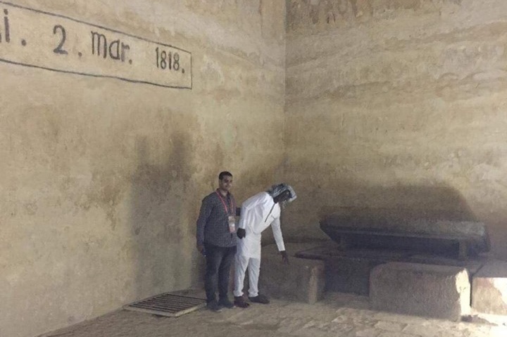 صور.. رئيس بعثة بنين يزور الأهرامات
