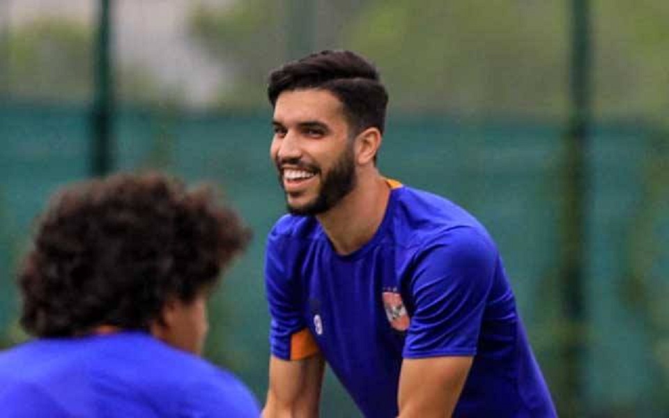 أزارو ينتظم في التدريبات الجماعية للنادي الأهلي