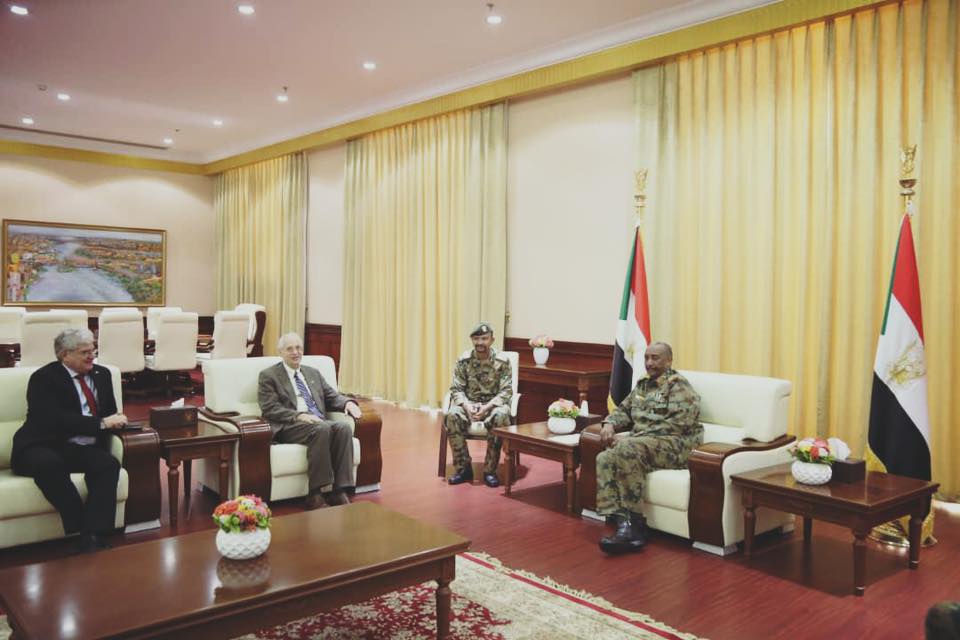 المبعوث الأمريكي يبحث مع البرهان تطورات الاوضاع بالسودان وامكانية تشكيل حكومة بقيادة مدنية