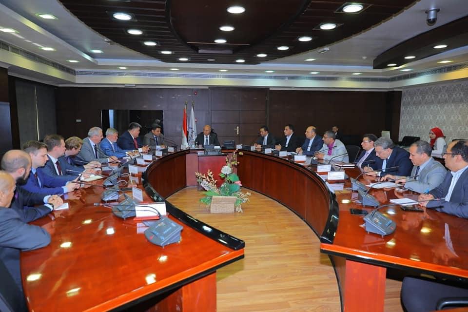 الوزير: السكك الحديدية تعتمد المواصفات الفنية للعربتين النموذج اللتان سيتم تصنيعهما بحلول سبتمبر القادم