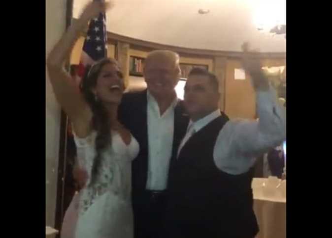 
الرئيس الامريكي يفاجئ عروسين بحضور حفل زفافهما
