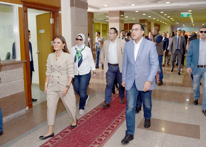 خلال تفقده المنطقة الحرة.. عاملات مصنع مفروشات يستقبلن مدبولى بالزغاريد.. ورئيس الوزراء يجرى حوارا مفتوحا مع العمال