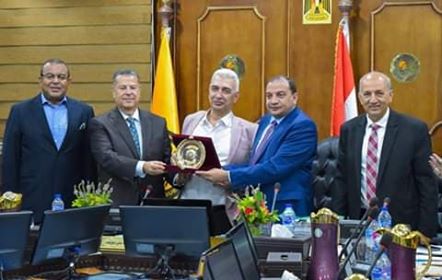 تكريم عميد كلية الاعلام وعميدين سابقين بجامعة بني سويف 

