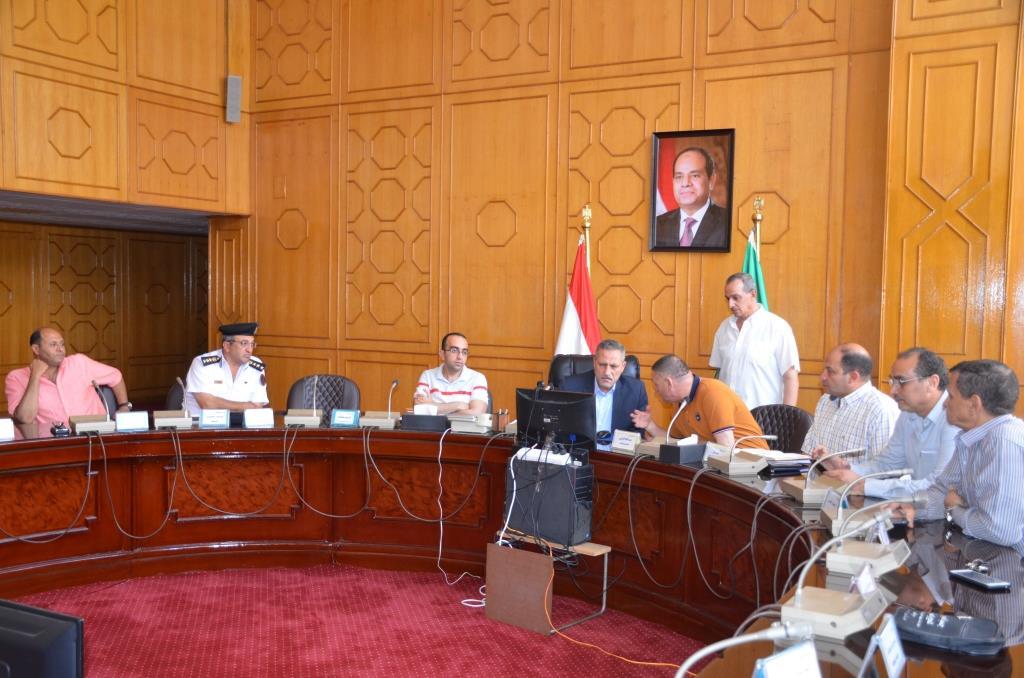 رئيس الوزراء يتابع مع محافظ الاسماعيلية انتظام حركة مواقف سيارات الأجرة ومحطات الوقود ومستودعات البوتاجاز